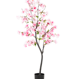 De Kunst Kersenbloesem 150 cm roze heeft roze zijden bloemen en groene bladeren in een zwarte pot, tegen een effen witte achtergrond.