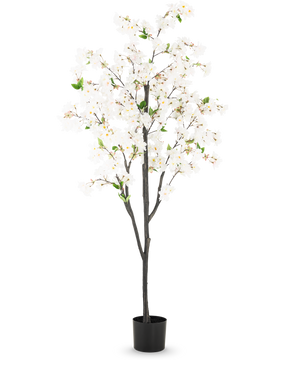 De Kunst Kersenbloesem 180 cm wit is een hoge kunstboom met meerdere donkerbruine takken, witte bloesems en groene bladeren in een eenvoudige zwarte pot, tegen een effen witte achtergrond.