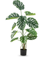 De Kunstplant Monstera 120 cm is een hoge faux monstera in pot met grote, glanzend groene bladeren met natuurlijk ogende gaten en scheuren, tegen een effen witte achtergrond.