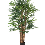 De Lady Kunstpalm 150 cm heeft meerdere bruine stengels en dichte, slanke groene bladeren in een eenvoudige zwarte pot. Deze hoge potplant is ideaal voor liefhebbers van kunstbomen en zorgt voor weelderig groen tegen elke achtergrond.
