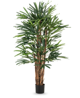 De Lady Kunstpalm 150 cm heeft meerdere bruine stengels en dichte, slanke groene bladeren in een eenvoudige zwarte pot. Deze hoge potplant is ideaal voor liefhebbers van kunstbomen en zorgt voor weelderig groen tegen elke achtergrond.
