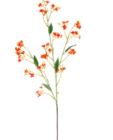 De Kunsttak Daphne Spray 108 cm oranje heeft een enkele, lange kunsttak met kleine fel oranje bloemen en groene bladeren, tegen een effen witte achtergrond.