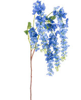 Een enkele Kunst Blauweregen steel van 115 cm met levendige blauwe blauweregen bloemen en groene bladeren op een lange, slanke bruine steel, geïsoleerd op een witte achtergrond.