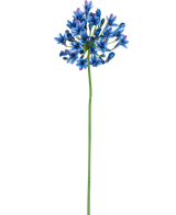 De Kunstbloem Agapanthus 77 cm blauw heeft één lange groene steel met daarop een tros levendige blauwe en paarse bloemen tegen een effen witte achtergrond.