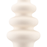 De Vaas Meadow 21 cm beige is een sculpturale, matte keramieken vaas met een golvende vorm en glad oppervlak, afgebeeld tegen een effen witte achtergrond.