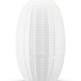 De Vaas Little Flora 21 cm in gebroken wit is een matte keramiek vaas met een verhoogd, op zee-egels geïnspireerd stippelpatroon - ideaal voor kunstbloemen - tegen een effen witte achtergrond.
