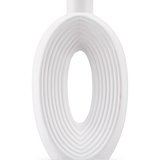 De Vaas Soft Bloom 27 cm off-white is een moderne keramiek vaas met een ovale vorm, concentrische ribbels, een hol midden, gladde afwerking en een kleine cilindrische hals - ideaal voor het tentoonstellen van zijden kunstbloemen.