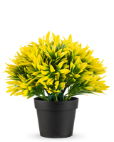 De Kunstplant Yellow sun in pot UV 22 cm heeft een zwarte bloempot met een dichte, kunstplant met puntige gele en groene bladeren, perfect om elke ruimte op te fleuren.