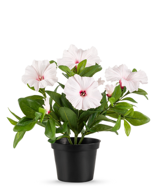 In een zwarte pot staat de Kunstbloem Petunia plant 25 cm roze, met verschillende lichtroze, vijfbladerige bloemen met een donkerroze hart en gele meeldraden, tegen een effen witte achtergrond.