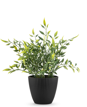 Een Kunstplant Bamboe 28 cm, een bladgroene potplant met lange, slanke bladeren, sommige met een gele punt, groeit in een verticaal geribbelde zwarte pot tegen een effen witte achtergrond.
