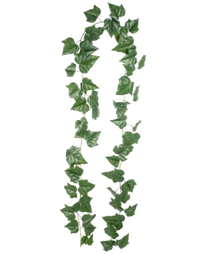 Twee strengen Kunst hangplant klimop 340 cm met brede, hartvormige bladeren hangen tegen een effen witte achtergrond - een ideale keuze om een groene sfeer in huis te brengen.