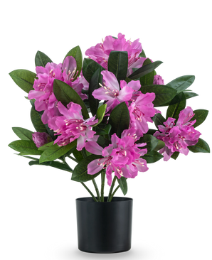 De Kunstplant Rhododendron 42 cm heeft een kunstplant met levendige roze bloemen en weelderige groene bladeren in een zwarte pot, tegen een effen witte achtergrond.