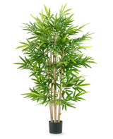 De Kunstplant Bamboe 150 cm heeft meerdere slanke bamboestengels en weelderige groene bladeren in een kleine zwarte pot, tegen een effen witte achtergrond.