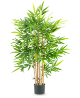 De Kunstplant Bamboe 120 cm is een hoge bamboe in pot met meerdere dunne gelige stengels en veel lange, smalle groene bladeren, tegen een effen witte achtergrond.