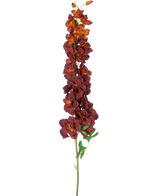 De Kunstbloem Delphinium 105 cm bordeaux heeft een lange, enkele steel met meerdere donkerrode en oranje kunstbloemen en groene bladeren, geïsoleerd afgebeeld op een witte achtergrond.
