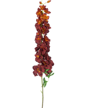 De Kunstbloem Delphinium 105 cm bordeaux heeft een lange, enkele steel met meerdere donkerrode en oranje kunstbloemen en groene bladeren, geïsoleerd afgebeeld op een witte achtergrond.