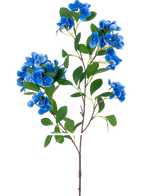 De Kunstbloem Sneeuwbal Real Touch Blauw 80 cm heeft een enkele steel met verschillende trossen levendige blauwe bloemen en weelderige groene bladeren, tegen een effen witte achtergrond.