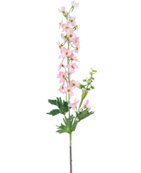 Een enkele Kunstbloem Delphinium 79 cm lichtroze heeft meerdere kleine lichtroze bloesems en groene bladeren, geïsoleerd op een witte achtergrond.