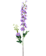 De Kunstbloem Delphinium 79 cm paars heeft een enkele groene stengel met meerdere lichtpaarse en paarse bloemen, gele hartjes en groene bladeren op een effen witte achtergrond.