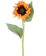 Een Kunstbloem Zonnebloem Real Touch goud van 61 cm, met een oranje bloem en donker hart, twee grote groene bladeren en een lange groene staal, geïsoleerd op een witte achtergrond.