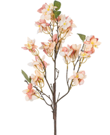 De Kunstbloem Bloesem 60 cm roze heeft een enkele kunststengel met trossen lichtroze en crème bloemen, kleine gele hartjes en groene bladeren tegen een witte achtergrond.