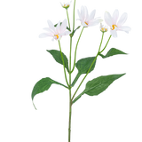 De Kunstbloem Madelief 76 cm wit heeft een enkele groene steel met enkele grote bladeren en vijf margrietachtige witte bloemen met een geel hart, tegen een effen witte achtergrond.