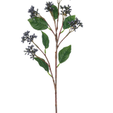 De Kunsttak Japanese Berry 63 cm heeft clusters van kleine staalblauwe bessen en enkele groene bladeren op dunne bruine stelen, tegen een effen witte achtergrond.
