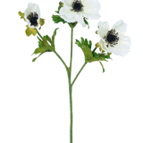 De Kunstbloem Anemoon vertakt 56 cm wit heeft een enkele groene steel met drie witte anemoonbloemen, elk met een donker hart en fijne zwarte meeldraden, plus groene bladeren, alles tegen een effen witte achtergrond.