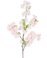 Een enkele Kunst Kersenbloesem 100 cm lichtroze heeft trossen lichtroze kersenbloesems met groene bladeren op een witte achtergrond.
