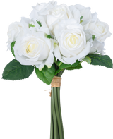 Het Kunstrozenboeket 7 Rozen Real Touch Wit 30 cm heeft een boeket van witte kunstrozen met groene bladeren, de stelen gebonden door een bruine rubberen band, afgebeeld tegen een effen witte achtergrond.