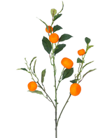 Een Kunsttak Mandarin 104 cm oranje tak met groene bladeren en levendige oranje mandarijnachtige vruchten, tegen een effen witte achtergrond.