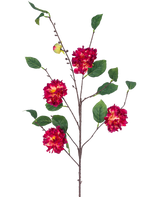 De Kunstbloem Japanse Camelia 95 cm wijnrood heeft een bruine tak met groene bladeren, trossen levendige wijnrode en gele bloemen en een kleine gesloten knop, allemaal tegen een witte achtergrond.