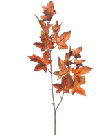 Een tak van Kunsttak Eikblad 90 cm rood heeft meerdere eikenbladeren in rode tinten die de herfst oproepen tegen een effen witte achtergrond.