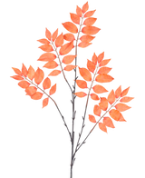 De Kunsttak Varen vertakt 83 cm oranje heeft drie trossen dunne, donkere stelen met talrijke oranjerode, ovale bladeren die symmetrisch in een open spreiding tegen een witte achtergrond staan.