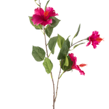 De Kunstbloem Hibiscus 89 cm fuchsia heeft een tak met groene bladeren, verschillende levendige fuchsia hibiscusbloemen en een gesloten knop, allemaal tegen een witte achtergrond.
