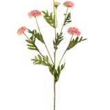 De Kunstbloem Pomponchrysant 69 cm roze heeft een enkele steel met meerdere lichtroze, ronde pomponbloemen en groene, varenachtige bladeren tegen een witte achtergrond.