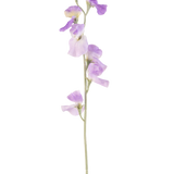 Een enkele Kunstbloem Erwt 64 cm lila met delicate lichtpaarse bloemblaadjes en groene bladeren, geïsoleerd op een witte achtergrond.