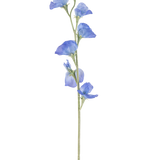 De Kunstbloem Erwt 64 cm blauw heeft een enkele slanke groene steel met verschillende delicate blauwe bloemen en groene knoppen verspreid over de lengte, tegen een effen witte achtergrond.