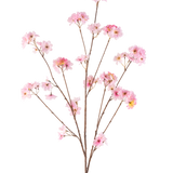 De Kunstbloem Kersenbloesem 130 cm roze heeft een enkele bruine steel die zich vertakt in trossen van tere roze kersenbloesems, prachtig tegen een effen witte achtergrond.