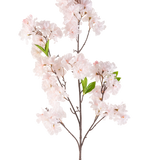 De Kunstbloem Kersenbloesem 119 cm blush heeft een enkele kersenbloesemtak met trosjes lichtroze bloemen en een paar groene blaadjes tegen een witte achtergrond.