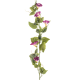 De Kunstbloem Winde 122 cm mauve heeft een enkele hoge groene steel met meerdere mauve en witte morning glory bloemen en groene bladeren over de lengte, tegen een witte achtergrond.