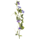 De Kunstbloem Winde 122 cm paars heeft een lange groene steel met verschillende groene bladeren en paarse, trompetvormige kunstbloemen, verticaal gerangschikt tegen een effen witte achtergrond.