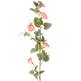 De Kunstbloem Winde 122 cm roze heeft een enkele hoge steel met groene bladeren, meerdere roze trompetvormige bloemen en krullende ranken tegen een witte achtergrond.