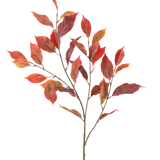 Het Kunstbloem Iepblad 113 cm rood heeft meerdere dunne stelen met levendige rode en oranje herfstbladeren, geïsoleerd op een witte achtergrond.