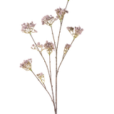 De Kunstbloem Gipskruid 112 cm lila heeft een slanke steel met meerdere takken, elk versierd met trosjes delicate lichtpaarse bloemen, tegen een effen witte achtergrond.