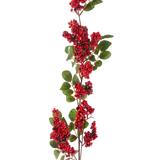 De Kunstbloem Bessen 104 cm rood heeft een enkele tak met clusters van kleine, helderrode bessen en groene bladeren tegen een witte achtergrond.