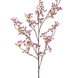 De Kunstbloem Bessen 107 cm paars heeft een enkele slanke tak met meerdere dunne stengels, elk versierd met trosjes kleine, ronde lichtpaarse bessen en een paar groene bladeren, tegen een effen witte achtergrond.