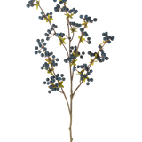 De Kunstbloem Bessen 104 cm donkerblauw is een enkele dunne tak met groene bladeren en trosjes kleine, ronde, donkerblauwe besjes, weergegeven op een effen witte achtergrond.