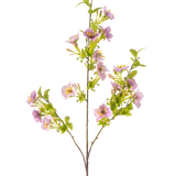 De Kunstbloem Quisqualis 110 cm paars heeft een lange, slanke stengel met meerdere groene bladeren en trossen tere lichtpaarse bloemen met een geel hart tegen een witte achtergrond.