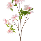 De Kunstbloem Begonia 99 cm blush heeft een enkele tak met meerdere bloesemroze en witte begonia bloemen en trosjes groene bladeren tegen een witte achtergrond.
